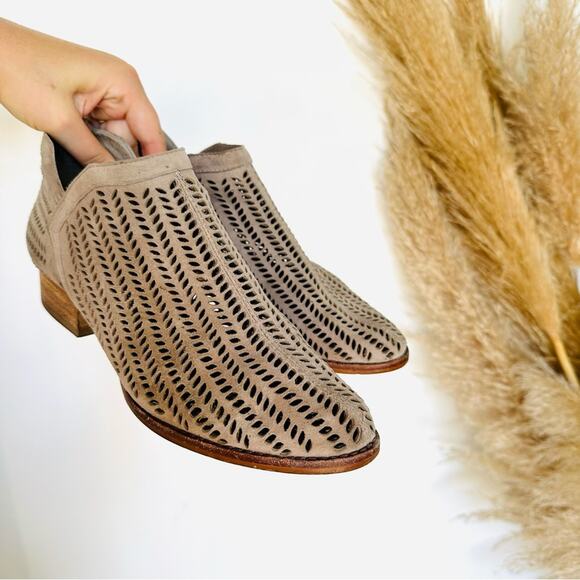 VINCE CAMUTO Tan Cream Suede Leather Zipper Zip Heel Ankle Boots Booties 8.5 - Picture 2 of 12